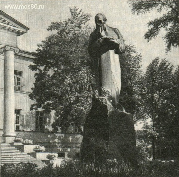 Памятник достоевскому в москве фото